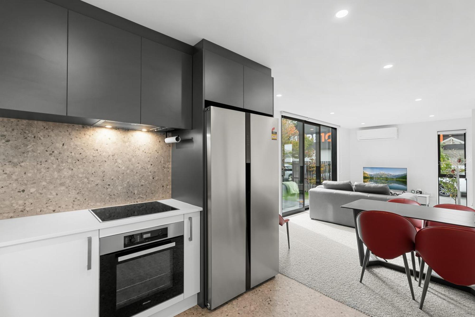 Deluxe Downtown 3 Bed 3 Bath Apartment *